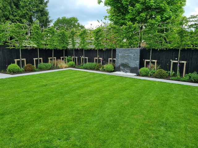water wall feature in contemporary entertaining garden in swindon